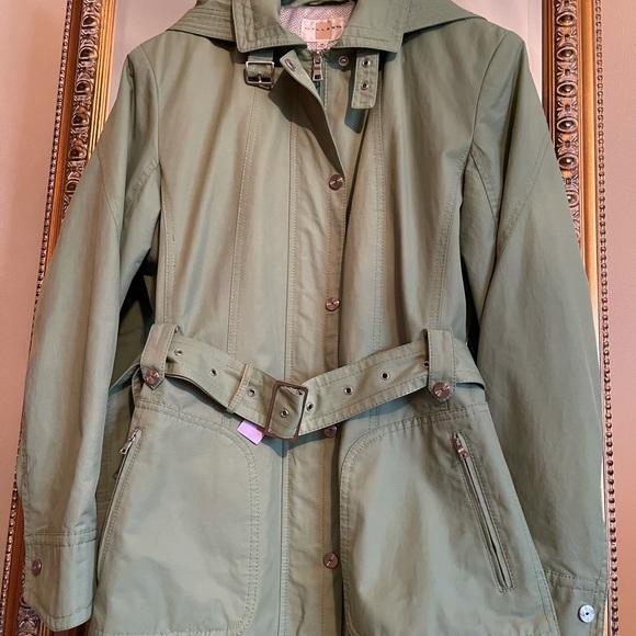 GALLERY LIKE NEW WATER REPELLENT RAINCOAT W DETACHABLE HOOD, DRY CLEANED. - Picture 7 of 17